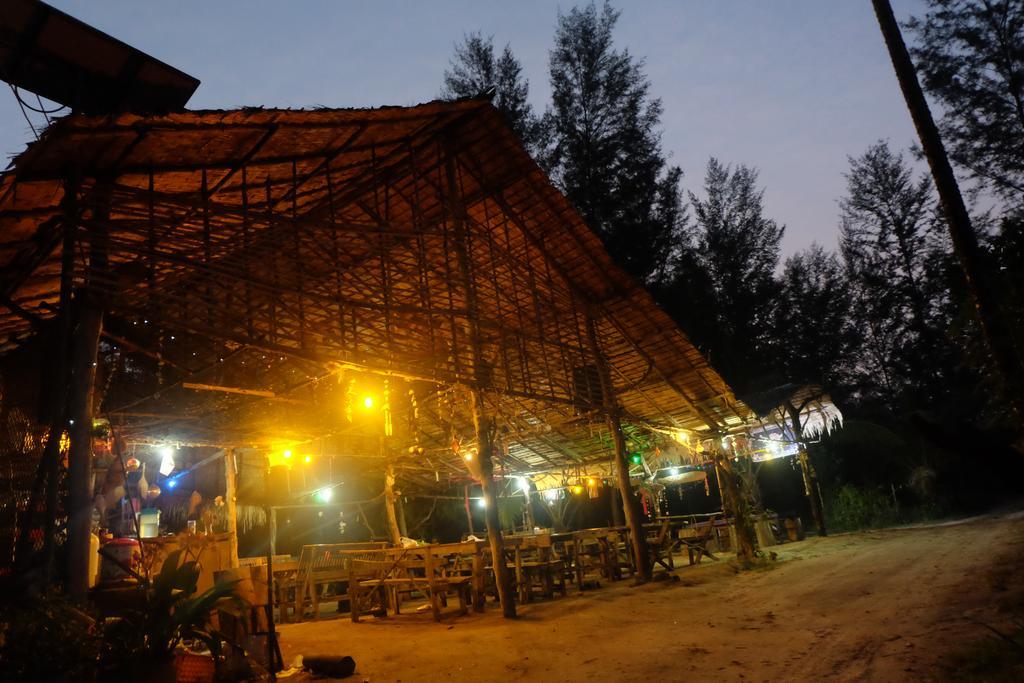 Mr. Chuoi Bar And Hut Hotel Ko Phra Thong Exterior foto