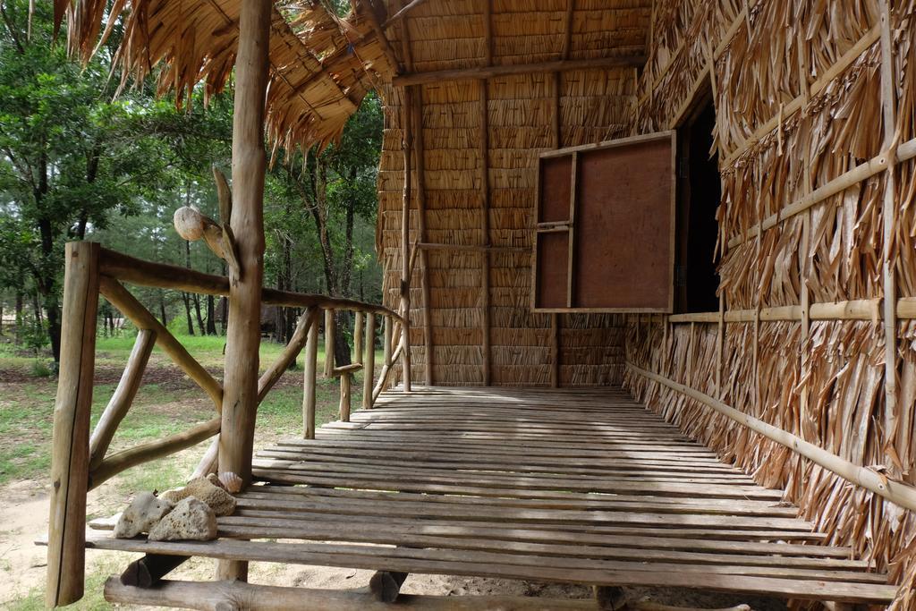 Mr. Chuoi Bar And Hut Hotel Ko Phra Thong Exterior foto